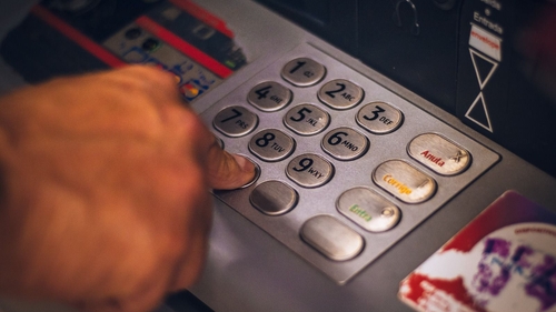 Banca din România de unde poți scoate bani de la ATM fără card. Aplicația care-i va ajuta pe clienții unității bancare