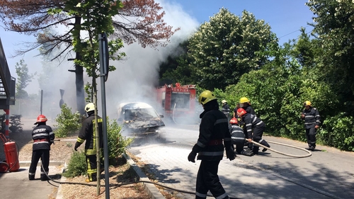 Incendiu în apropiere de Decathlon Băneasa! Pompierii se luptă cu flăcările
