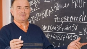 Uluitor ce poate face profesorul de matematică în fața camerei video, în fiecare dimineață! Elevii sunt încântați: ”L-am descoperit pe proful online!”
