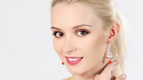 Nemachiata si imbracata sumar. Diana Dumitrescu, tavalita goala in pat