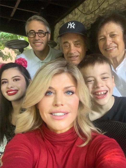 Loredana Groza, alături de întreaga sa familie. (Foto: Facebook)