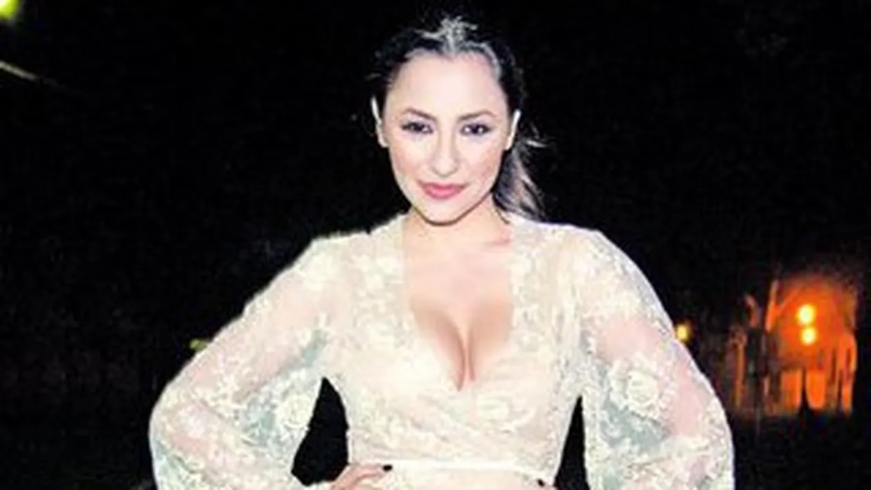 Andra a avut la filmari o rulota, special pentru a-si depozita zecile de tinute pregatite de Dana Budeanu. Geisha in noul videoclip