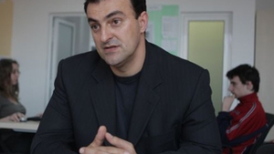 Vezi ce functii mai are primarul Sorin Apostu! A scris 20 de carti si manuale universitare!