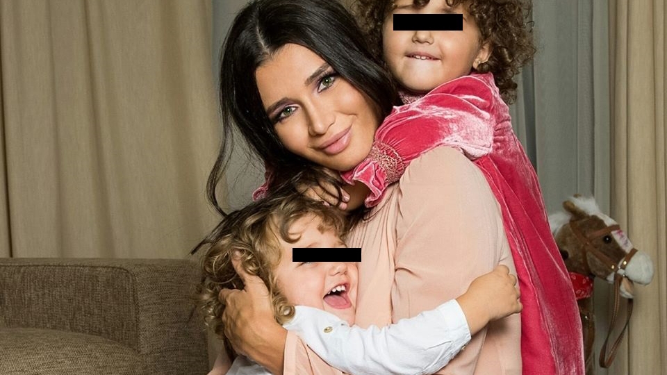Cine e bărbatul care ”suplimentează” lipsa tatălui copiilor Elenei Băsescu? Îşi petrece timpul cu ei, iar cei mici îl adoră