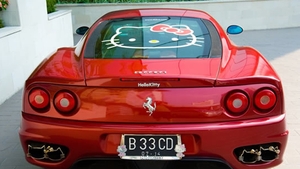 VIDEO A distrus un Ferrari 360 Modena pentru a-l decora cu... Hello Kitty!