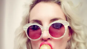 Blonda certată de o pensionară pentru că ”i se vede p..a” este chiar solista lui Goran Bregovic! Anca a pozat și în Playboy