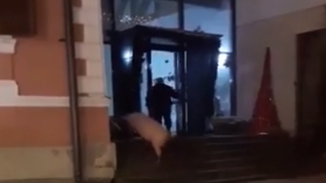 Un bărbat din Râșnov a fost dus direct la Spitalul de Psihiatrie după ce s-a dus să-și plătească taxele .... cu un porc!