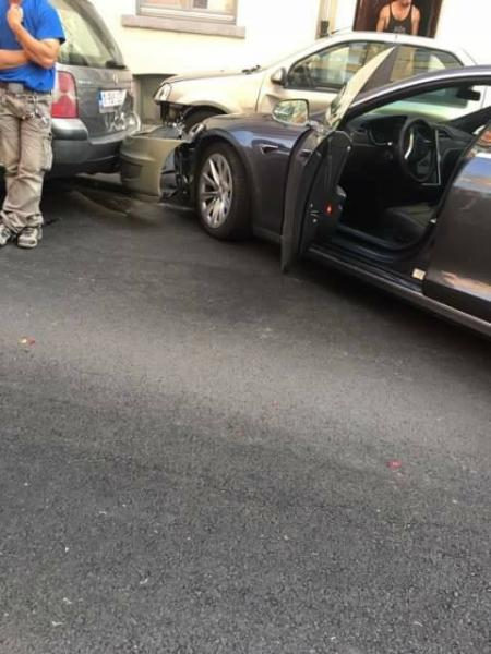 S-a întâmplat la Bruxelles! Accident mai puțin obișnuit între o Tesla și o Dacia Logan