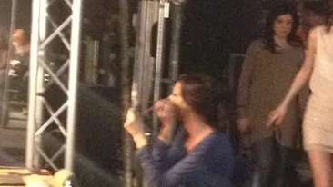 A cucerit lumea cu hit-ul Diva dar nu se comporta ca o diva. Dana International s-a machiat singura, la o masuta, la Vocea