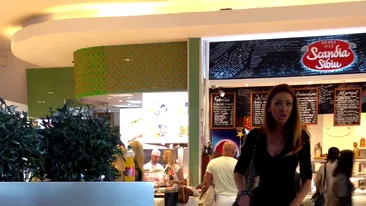 Filmari dementiale cu Bianca dezbracata si ravasita in mijlocul unui mall din Bucuresti!