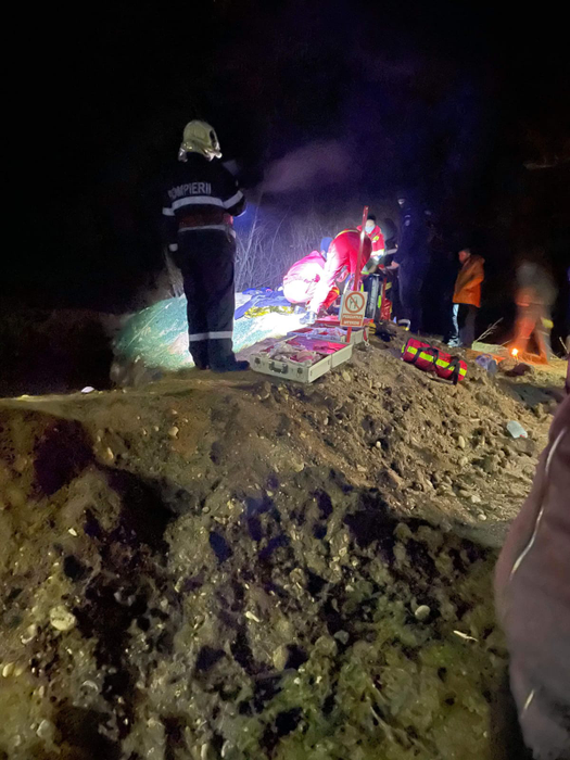 Misiune contracronometru pentru pompierii doljeni! Doi copii din Răcarii de Sus, scoși din apele unui lac