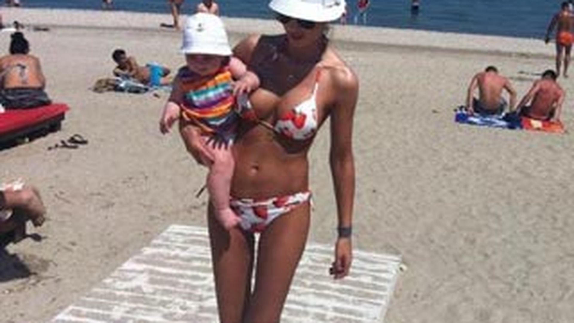 Ce mamica sexy e Ramona Lazuran! Parca n-a nascut niciodata! Uite-o aici in costum de baie cu fetita ei in brate!