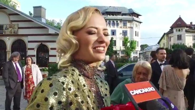 E INCREDIBIL ce s-a întâmplat în biserică atunci când preotul i-a pus coroana pe cap mirelui! DELIA nu a mai rezistat şi…