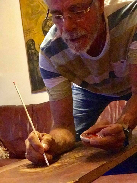 Gheorghe Visu pictează icoane