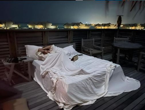 Delia s-a filmat în timp ce purta un costum de baie decupat | FOTO