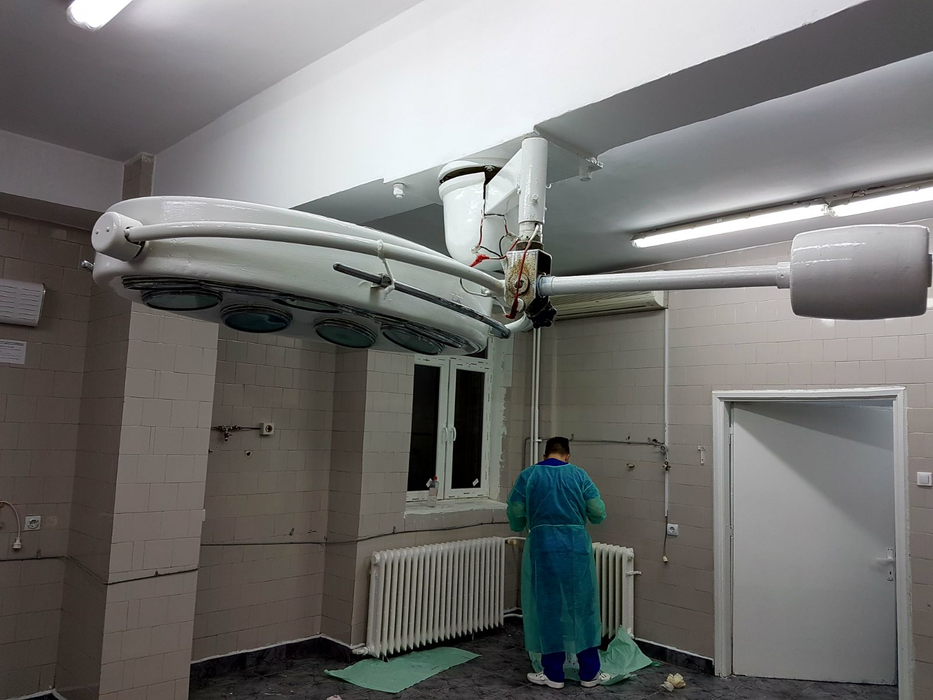Brancardierii, medicii și asistentele au lucrat la renovare cot la cot cu muncitorii