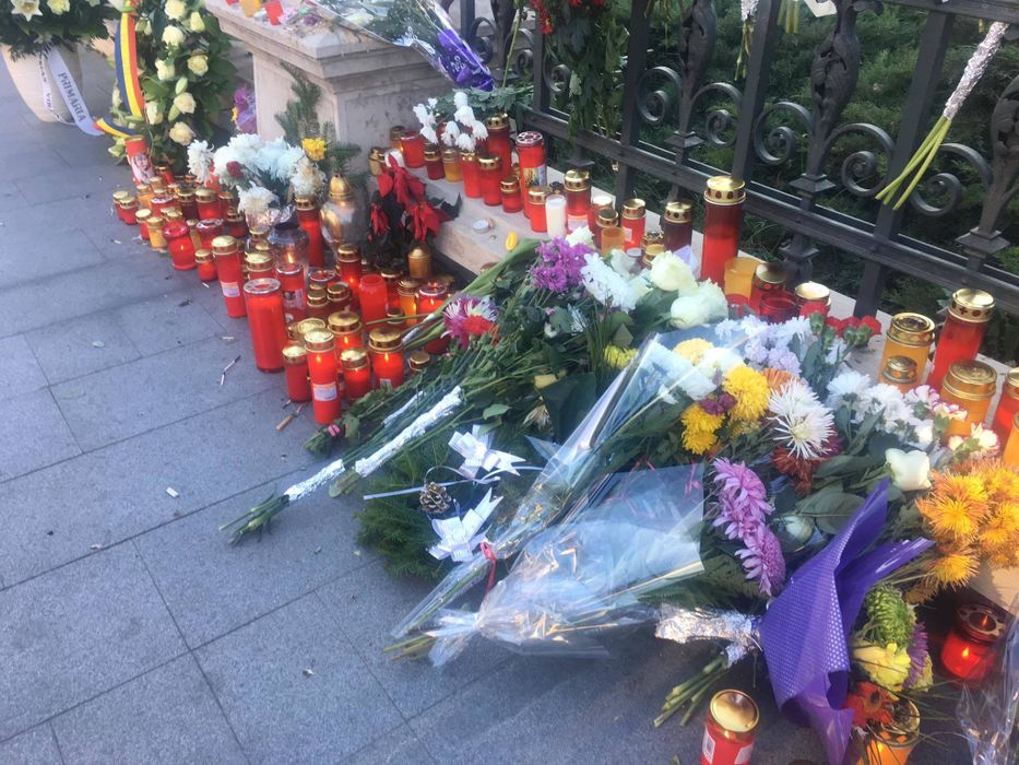 CANCAN.RO transmite LIVE de la Palatul Regal, locul în care va fi depus sicriul cu trupul neînsufleţit al Regelui Mihai! Imagini sfâşietoare