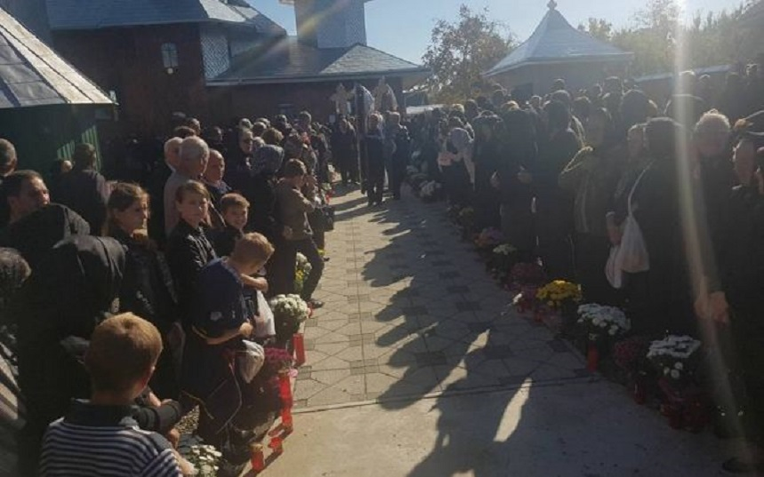 FOTO / Imaginile durerii! Ce s-a întâmplat la înmormântarea preotului care a murit alături de familia lui, în timp ce mergeau la Sf. Parascheva!