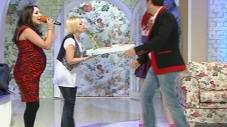 Andra i-a cantat "La multi ani, tati" lui Maruta si i-a dat un tort in forma de carucior