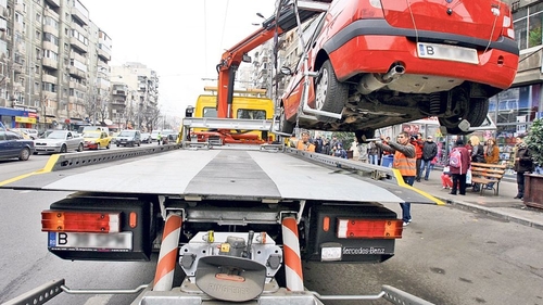 Aveți grijă unde vă parcați autoturismul! Legea privind ridicarea mașinilor parcate pe trotuare sau spații verzi a fost promulgată