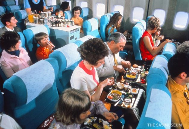 Nu vei ghici niciodată că aceste imagini sunt făcute într-un avion! Aşa erau hrăniţi pasagerii în urmă cu jumătate de secol