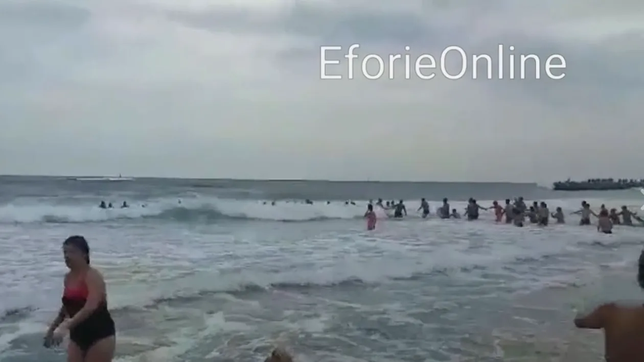 Lanţ uman pentru salvarea din mare a unor fete la Eforie Nord! Imagini impresionante