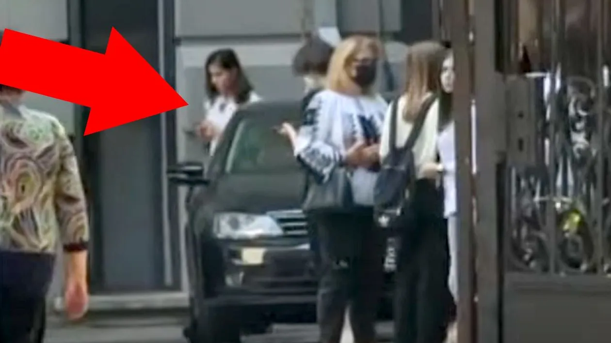 A confundat școala cu discoteca! Cum a venit îmbrăcată o liceeanca azi, în prima zi de școală, la Colegiul Sf. Sava din București