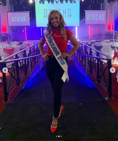 Transformarea uluitoare a unei blonde voluptuoase! A fost părăsită de iubit pentru că era grasă, avea 108 kg, iar acum a ajuns Miss Marea Britanie