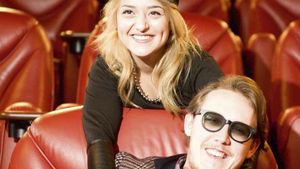 WHAT'UP şi-a prezentat părinţii în direct, iar mama lui i-a lăsat pe toţi cu gura căscată! Zici că e sora lui!