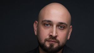 Cine este actorul Vlad Marinescu, reținut în ancheta The Buddhist. Ar fi stat la masă alături de Adrian Copilul Minune în momentul descinderii