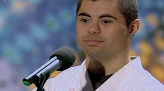 Mai tare decat Chuck Norris! Uite cum a jonglat un concurent de la "Romanii au talent" cu un nunceag!