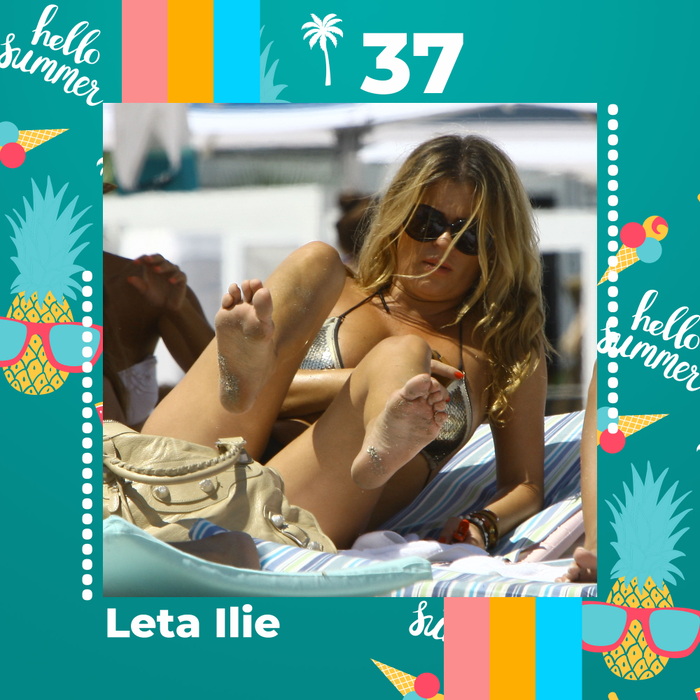 Top 40 sexy-vedete „cu picioarele-n tavan”. În ce poziții au putut să “pozeze” Lora, Andreea Bălan, Ioana Filimon ori Bianca Drăgușanu