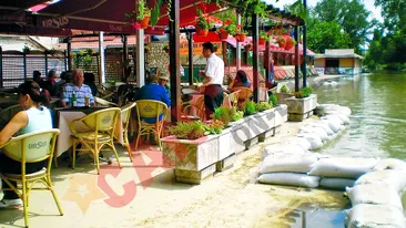 La terasa, cu picioarele in Dunare