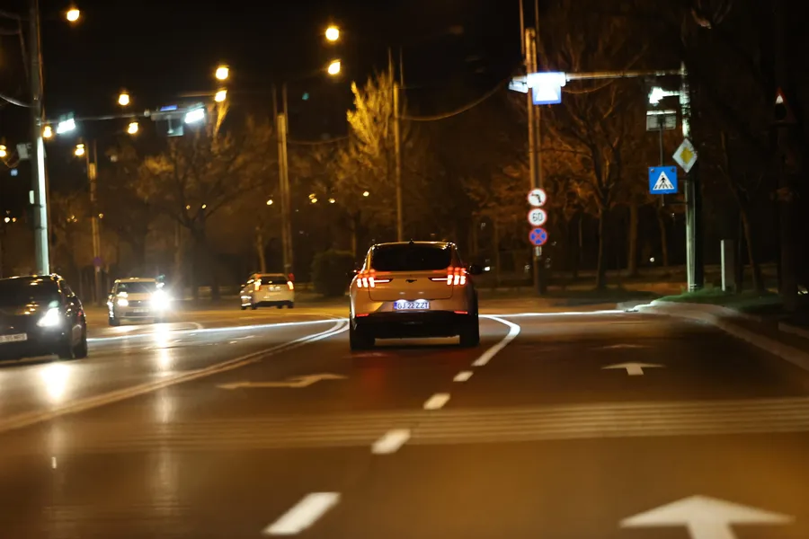 Dumitru Șoșoacă a dat o tură o blondă, după care a lăsat-o la domiciliul ei