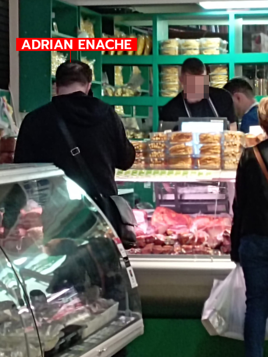 L-a pus pe vânzător să întoarcă produsele pe toate părțile / (Sursa: CANCAN.RO)