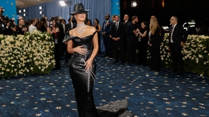 Ținuta lui Kim Kardashian, călcată de un bodyguard la Met Gala 2025. Cum a reacționat vedeta imediat. Imagini video