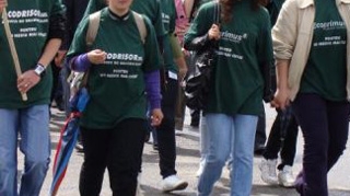 O mie de elevi si angajati ai institutiilor locale au participat la un mars ecologic in Petrosani