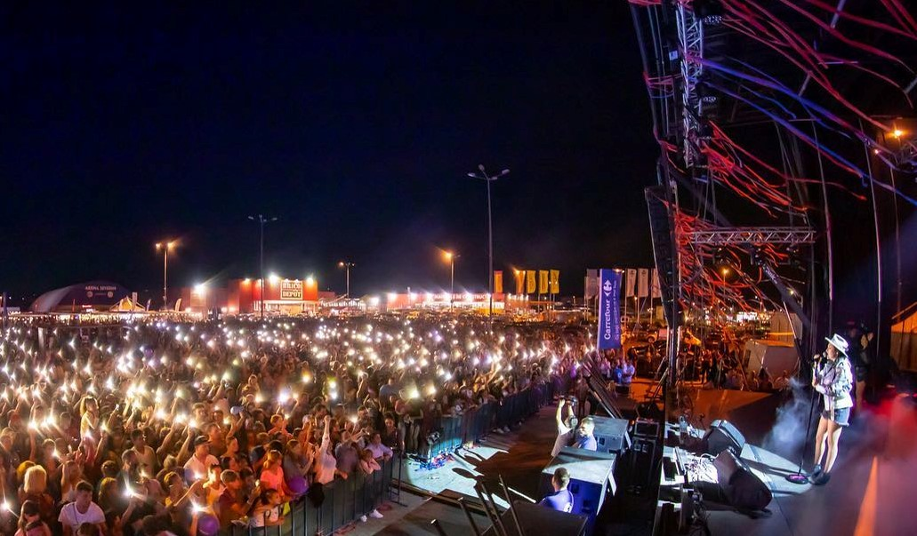 Andra Măruță, concert erotic la Drobeta-Turnu Severin. Cei din primul rând au văzut TOT