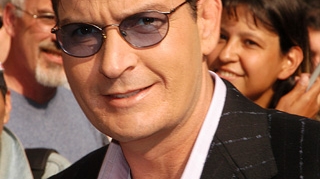 Charlie Sheen si-a prelungit contractul pentru "Two and a half men"! Va primi doua milioane de dolari pe episod!
