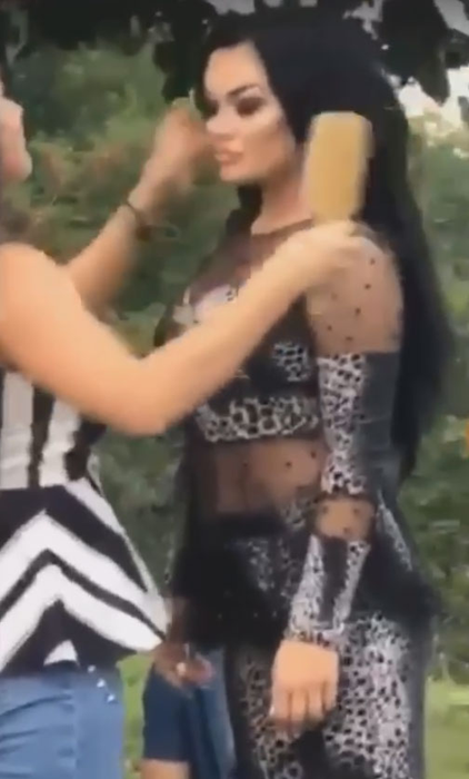 Carmen de la Sălciua este supranumită "Regina Youtube-ului" din România