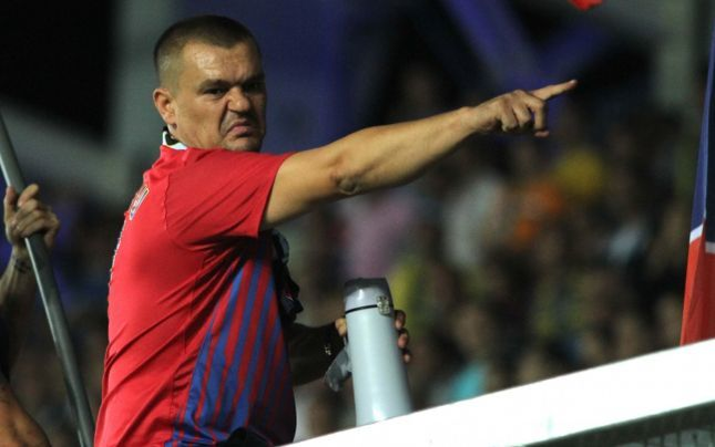 Ce a făcut fostul lider al galeriei steliste când a văzut mascaţii. Gheorghe Mustaţă, îngenuncheat după gratii