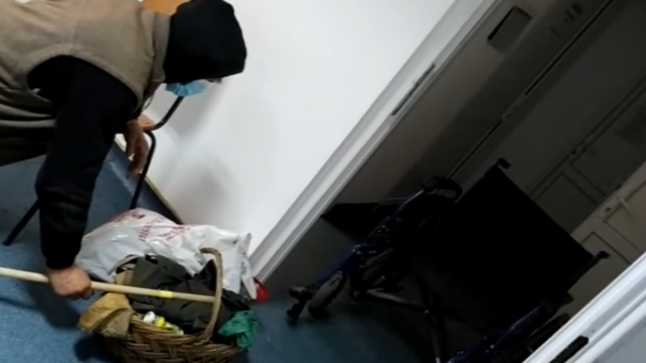 Imagini cutremurătoare! Un bătrân este lăsat să zacă ore întregi pe holurile unui spital