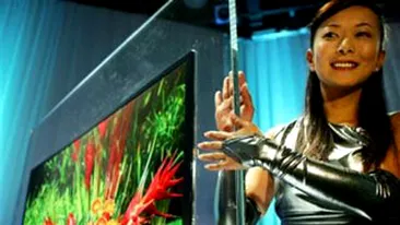 Viitorul suna bine! O sa avem televizoare subtiri ca hartia pe care sa ne facem cumparaturile on-line!