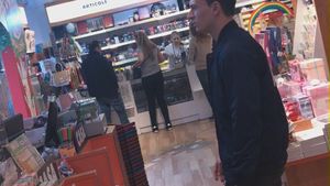 Îi asculţi melodiile, le ”sharuieşti”, dar nu ştii cum arată! L-am găsit pe solistul de la ”The Motans” în Dorobanţi în timp ce…