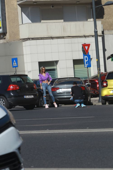 Asistenta știe să pozeze, indiferent de locul în care se află
