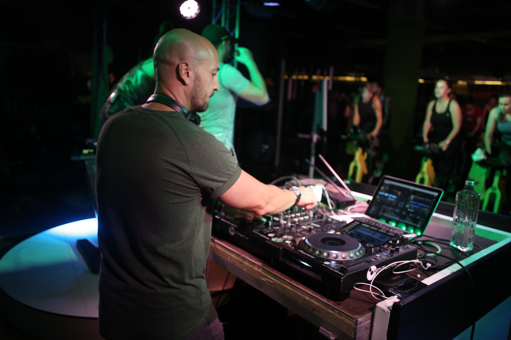 DJ Sasha Lopez a fost ”forță” la butoane în cel mai dotat centru de fitness din București, ”The Movement”