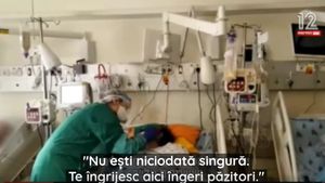 Îți dau lacrimile! Fiicele își vizitează mama infectată cu virusul COVID-19: ”Nu ești niciodată singură. Te îngrijesc îngeri păzitori!”