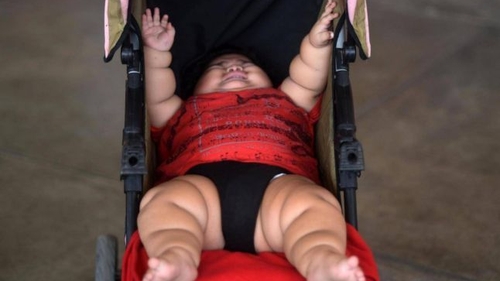 Cântăreşte 28 de kg la doar 10 luni şi totul din cauza unei diete! Ce a făcut mama lui în timpul sarcinii