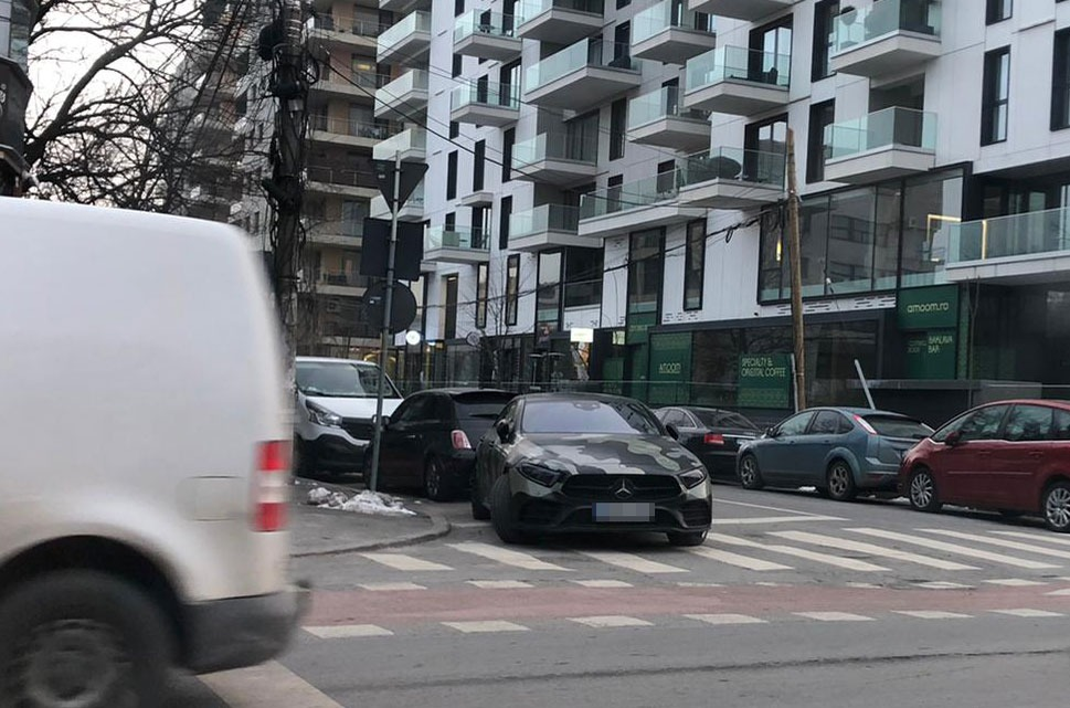 Lino Golden și-a parcat Mercedes-ul de 80.000 de euro pe trecerea de pietoni