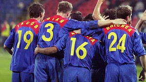 Victoras iese singur in oras! Un fost fotbalist de la Steaua pare hipnotizat pe o terasa din Capitala!